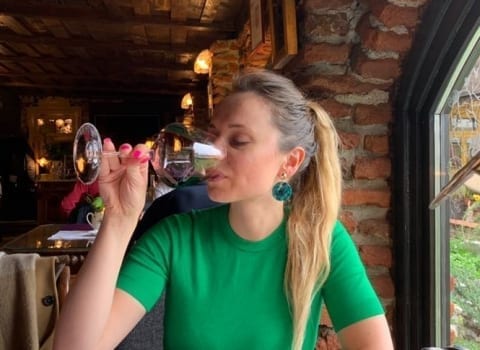 Andrea Pancur u restoranu Mala Hiza pije vino