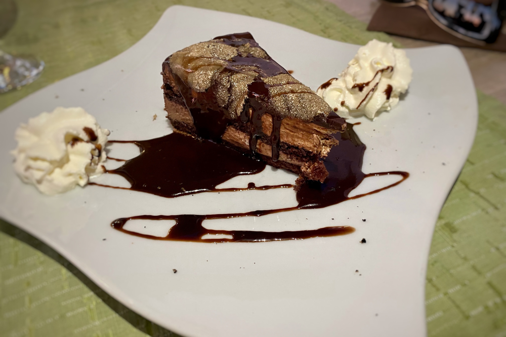  čokoladni kolač u umaku od gorke čokolade i crnih tartufa